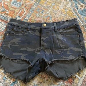 Talulah Camo washed shorts
